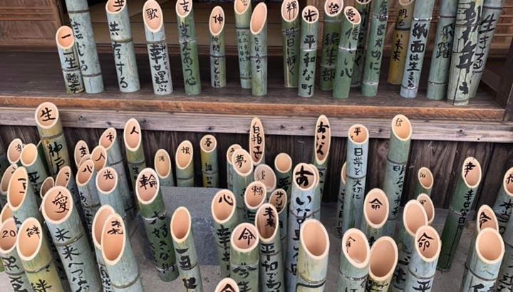 1.17のつどいで並べられる竹灯籠作りが行われました！！若者を中心に約120名が来場され、400本の竹灯籠を作ってくれました！！